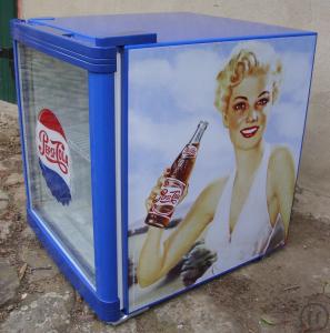 2-Kleiner Kühlschrank Würfel, Thekenkühlschrank in Pepsi Cola Optik,