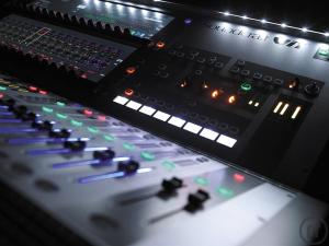 4-Soundcraft Vi1 digital Mixing Console
digitales FoH/Mon-Pult Soundcraft Vi1, 32 in/32out