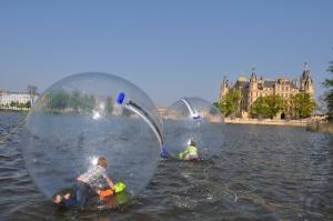 1-Wasserlaufbälle inkl. Pool (3-5 Wasserbälle) mieten