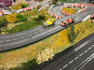 3-Autorennbahn mit realistischer Landschaftsgestaltung, 60 Meter Fahrstrecke, 6 Spurige Startbahn