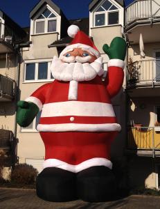 1-Aufblasbarer Weihnachtsmann, ca 7 m hoch.