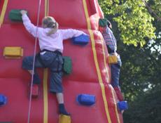 2-Air Kletterigant / Aufblasbarer Kletterberg / Kletterwand für Veranstaltungen mieten