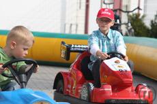 Motodrom / Elektrokartbahn mit Umrandung für Stadtfeste, Messen, Events buchen