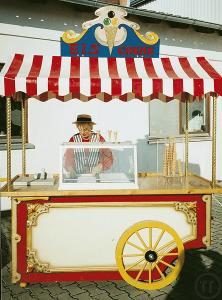 Nostalgischer Eiswagen mit Kühleinrichtung