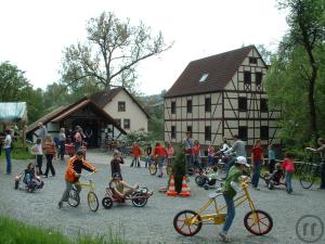 Spaßparcours mit verrückten Fahrrädern, Fahrradparcours,