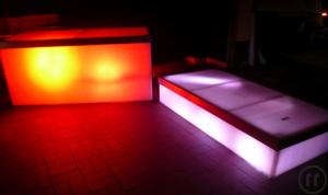 2-beleuchtetes Bühnenpodest mit LED Scheinwerfer, 3-seitig weiß Verkleidet