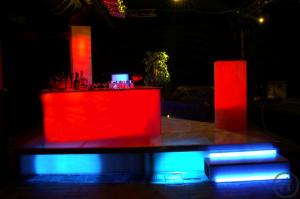 3-beleuchtetes Bühnenpodest mit LED Scheinwerfer, 3-seitig weiß Verkleidet