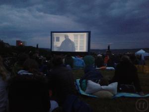 4-Open Air Kino mit Projektor, Line Array für den Ton und Leinwand 16 x 8m
- Mietpreis fü...