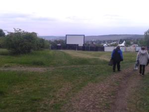 3-Open Air Kino mit Projektor, Line Array für den Ton und Leinwand 16 x 8m
- Mietpreis fü...