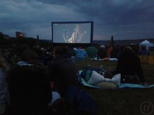 Open Air Kino mit Projektor, Line Array für den Ton und Leinwand 16 x 8m
- Mietpreis für 4 Tage!!!