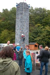 großer Kletterberg, massive Felsstruktur, TÜV-geprüft