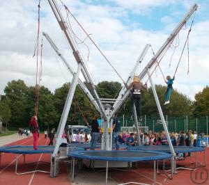 6-große 4er Bungee-Trampolin-Anlage,
4 Sprungplätze, 10 x 10 Meter
2 Animateure , bund...