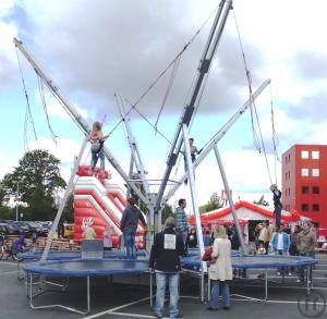 2-große 4er Bungee-Trampolin-Anlage,
4 Sprungplätze, 10 x 10 Meter
2 Animateure , bund...