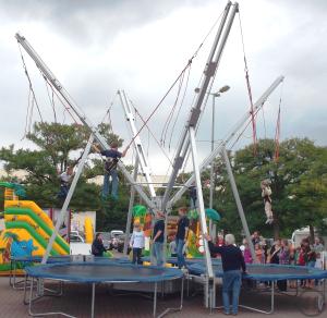 große 4er Bungee-Trampolin-Anlage,
4 Sprungplätze, 10 x 10 Meter
2 Animateure , bundesweit