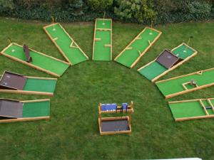 Minigolf Parcours / Minigolfanlage mit 9 Bahnen und verschiedenen Hindernissen mieten für Events