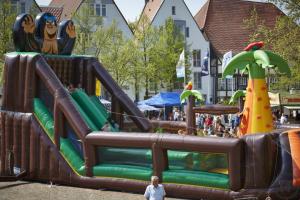 4-Adventureland Riesenhüpfburg Großattraktion mit Seilbahn und Rutsche mieten