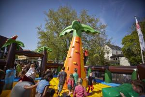 3-Adventureland Riesenhüpfburg Großattraktion mit Seilbahn und Rutsche mieten