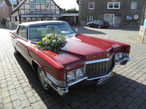 3-Ein Traum in Rot und Weiß......Cadillac Sedan deVille  Modell " San Mateo "