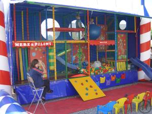 1-Spielmobil Kiddy-Fun - Klettern und Toben auf 32 Meter Länge - alles auf einem Trailer