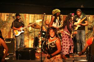 3-Hif & Afro Soleil (Afropop, Reggae) bringt Ferienstimmung und afrikanische Lebensfreude auf i...