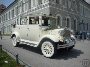 5-Hochzeitsauto -Oldtimer: Excalibur in weiß Cabrio ---Imperial in weiß mit verdeck.
