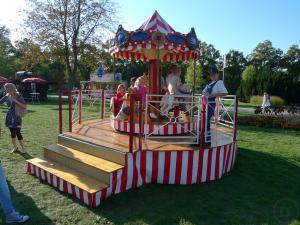 Karussell PODIUM / Nostalgieattraktion / Karusell / Jahrmarktspaß