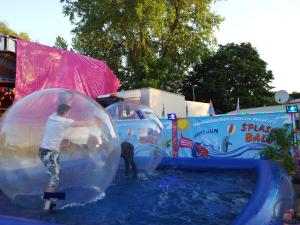 4-Aqua Balls / Aqua Zorbing / Wasserball Arena / Water-Walking Balls inkl. 1 Eventbetreuer + Pool 6x6m