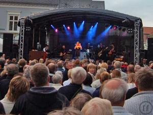 Die kostengünstige Rundbogen-Bühne für Ihr Event - 55m² große Open-Air-Trailerbühne