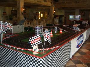 2-Carrera Rennbahn XXL / Slotcar Racing Bahn mit 4 Spuren und Zeitmessung im Verleih für Veran...