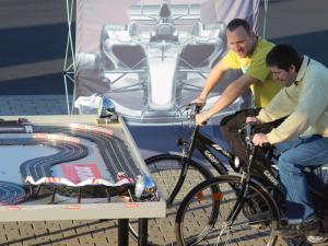2-Carrera Rennbahn mit Pedalantrieb / Fahrrad Careravahn / Slotcar Racing mit Fahrrädern mieten