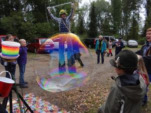 4-Riesenseifenblasen - als Show, Walkact oder zum Mitmachen. (Publikumsmagnet, Geschenk, Stadtfest)