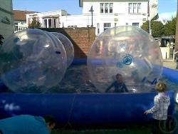 2-Wasserbälle/Walking Waterballs mit Pool