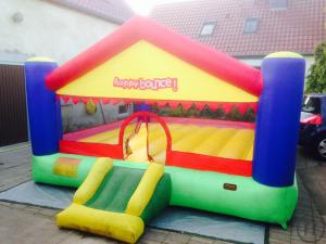 2-Hüpfburg Avira Play House 4m x 5m