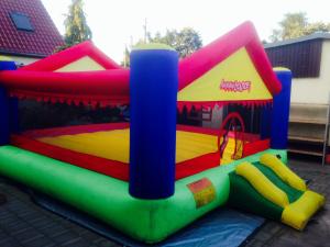 1-Hüpfburg Avira Play House 4m x 5m