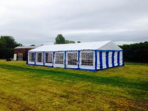 Party-Komplett-Set: Partyzelt 6m x 12m mit 10 Bierzeltgarnituren für 80 Personen