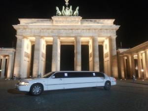 LUXURIÖS AUSGESTATTETE SUPERSTRETCHLIMOUSINE MIT ALLEM KOMFORT !!!!!