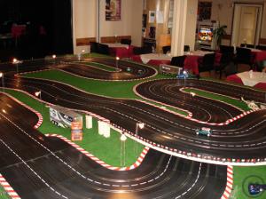 4-CARRERABAHN VIERSPURIG INKL. ZEITMESSUNG / SLOTCAR RACE / AUTORENNBAHN