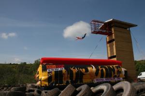 3-FREEFALL AIRBAG – AUS 12 METERN HÖHE IN EIN LUFTKISSEN SPRINGEN!