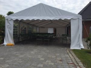 5-Biergarten-Garnitur aus Brauereiherstellung Stühle und Tische auch für den Outdoor-Betr...