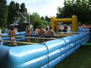 2-Human Table Soccer - Mieten Sie unseren Menschenkicker für 12 Spieler als Profimodell mit Al...