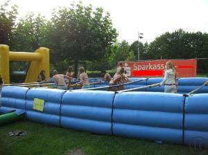 1-Human Table Soccer - Mieten Sie unseren Menschenkicker für 12 Spieler als Profimodell mit Al...