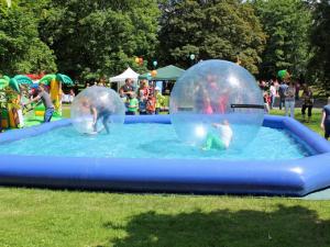 2-Fun Bubbles inkl. Betreuung und Haftpflichtversicherung / Aqua Zorbing für Kinder