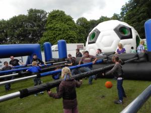 2-Mega Kicker inkl. Betreuungspersonal und Haftpflichtversicherung / Fußball Menschenkicker