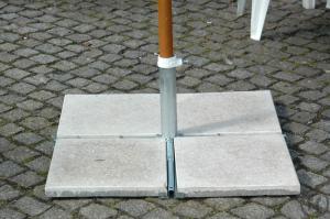 Sonnenschirmständer - Marktschirmständer mit weißen Beton-Beschwerungsplatten