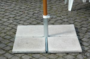 1-Sonnenschirmständer - Marktschirmständer mit weißen Beton-Beschwerungsplatten