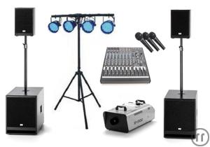 Mittlere Partyanlage: Lautsprecher / Subwoofer, LED Scheinwerfer, Mischpult, Nebelmaschine, Mikrofon Mittlere Partyanlage: Lautsprecher / Subwoofer, LED Scheinwerfer, Mischpult, Nebelmaschine, Mikrofon