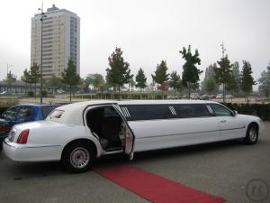 2-Lincoln Town Car Stretchlimousine in weiß