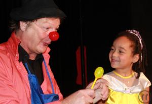 Clown "JAJA" tollpatschig, lustig.. SPASS für Jung und Alt 
Zum mitspielen. Zauberei mit Luftballon
