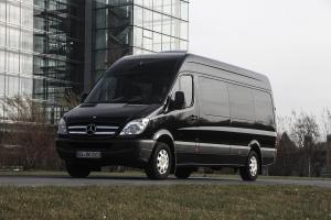 3-Sehr komfortabler Mercedes Sprinter Bus mit 9 verstellbaren Einzelsitzen und 220V Steckdosen.