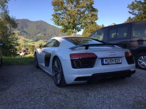 1-Audi R8 V10 plus